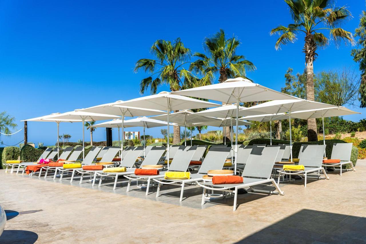 Hyatt Place Taghazout Bay Luaran gambar Beach chairs and umbrellas